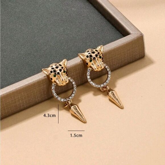 Leopard Holding Ring and Gold Plated Zir Leopard Tassel Earrings - Picture 2 of 5